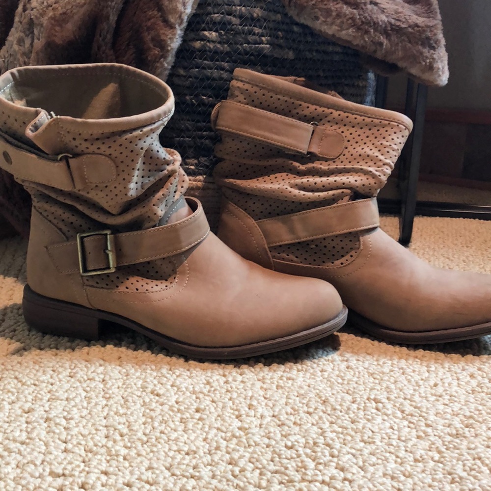 Sketchers tan short boots.